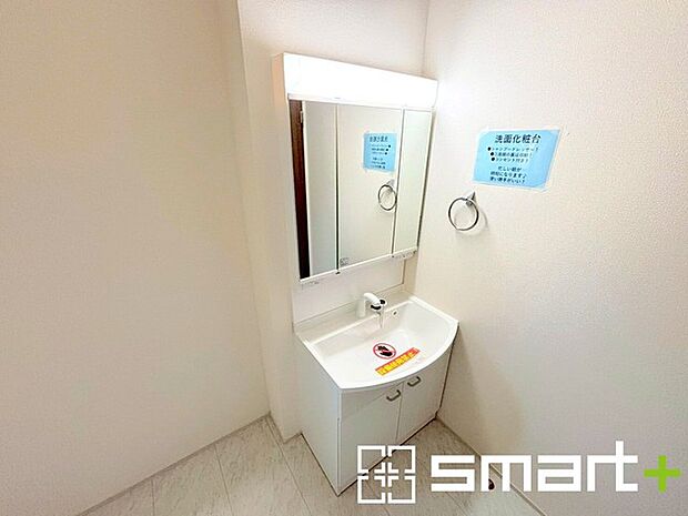 〜人気の三面鏡を採用〜 ・洗面台は三面鏡仕様なので鏡の角度を変える事で頭の後ろの方までご確認可能です。 ・鏡の裏が収納になっておりますので、洗面台周りもスッキリと片付きます。 