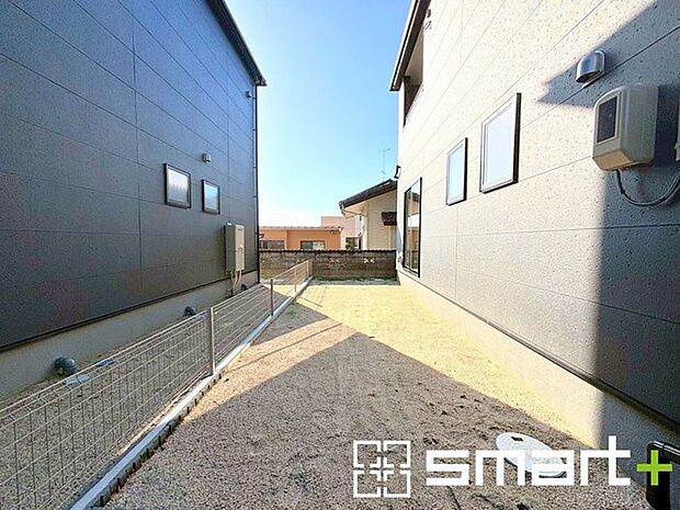 〜お庭もある余裕の敷地〜 ・広々した敷地にはお庭もご用意。お庭があるだけで余裕を感じますね。 ・防草シートや人工芝の敷設などのオプションもお気軽にご相談くださいませ。 