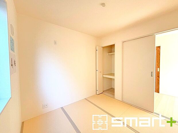 〜使い勝手の良い「和洋室」〜 ・畳敷きに建具は洋風、というハイブリッド型の「和洋室」。和室と洋室の良い所を組み合わせたお部屋です。 ・やはり畳の香りは心が落ち着きますね。 