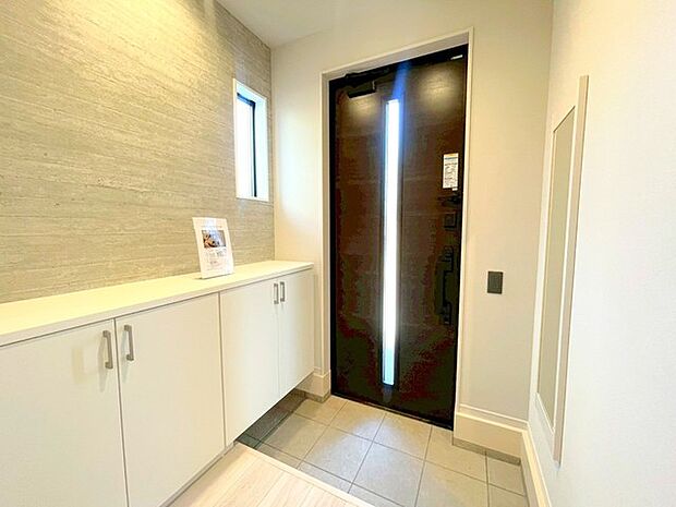 〜お出かけ前の身だしなみも〜 ・玄関にはシューズボックスと姿見をご用意。 ・朝の忙しい時間もお出かけ前にパっと服装をご確認いただけます。 