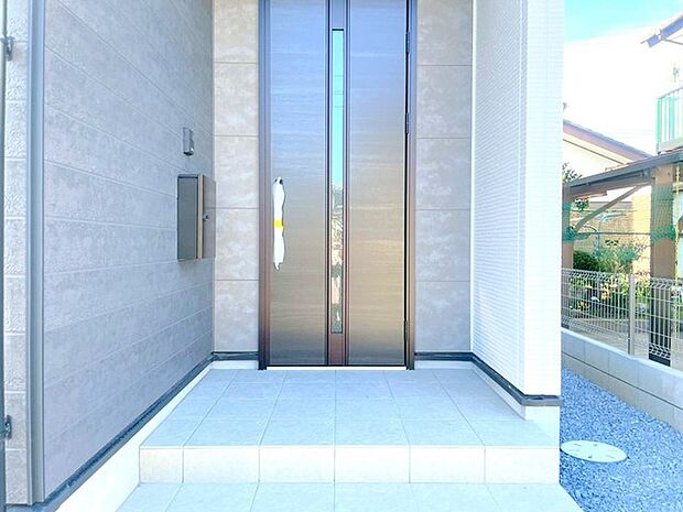 〜お住まいの顔「玄関」〜 ・玄関ドアの上にはもちろん軒がございますので、雨の日でも濡れずに鍵の開閉が可能です。 ・鍵は防犯性に優れたディンプルキーを採用。 