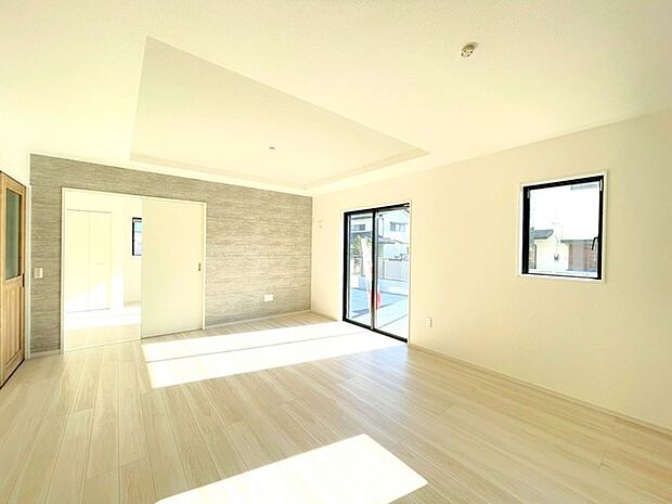 〜折り上げ天井のあるＬＤＫ〜 ・一部天井を高くする折り上げ天井を配する事で縦への空間が生まれ、開放感のある広々とした仕様に。 ・ぜひ現地でその魅力をご体感くださいませ。 