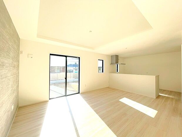 〜穏やかな陽の入るＬＤＫ〜 ・大きな窓のあるＬＤＫは陽当りも良好で明るい空間となっております。 ・ご家族団らんなど過ごす時間の多いＬＤＫが明るいのは嬉しいポイントですね。 