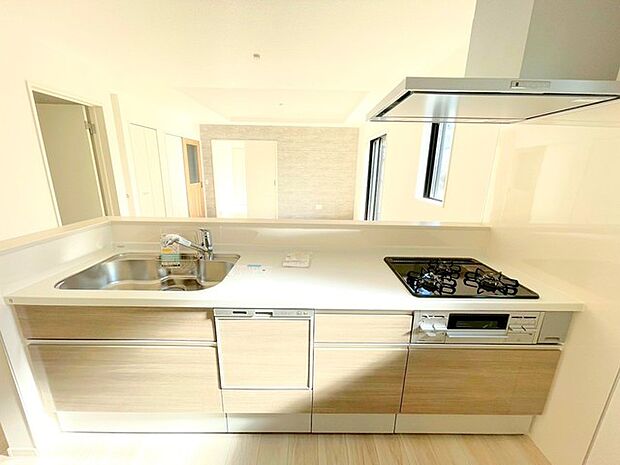 〜人気のカウンターキッチン〜 ・キッチンには余計な柱が無いので、リビングが見渡せ開放感のある造りとなっております。 ・汚れの付きづらい天板、水はけの良いシンクなど機能面でも充実の仕様。 