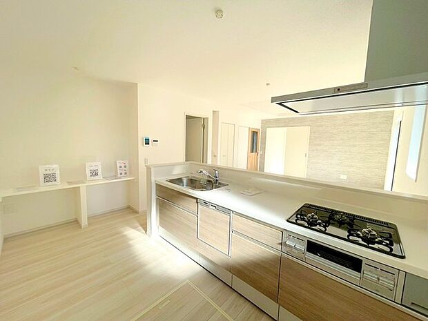 〜食器洗浄機を標準装備〜 ・キッチンにはビルトインタイプの食器洗浄機を標準装備。 ・家事にかける時間を削減でき、「自分時間」を増やすことができる嬉しいアイテムです。 