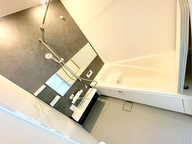 〜浴室乾燥機付きの浴室〜 ・浴室には乾燥機が付いているので雨の日でも洗濯物を干すことが可能です。 ・水はけの良い床材など機能面も充実。マイクロバルなどオプションもご相談くださいませ。 