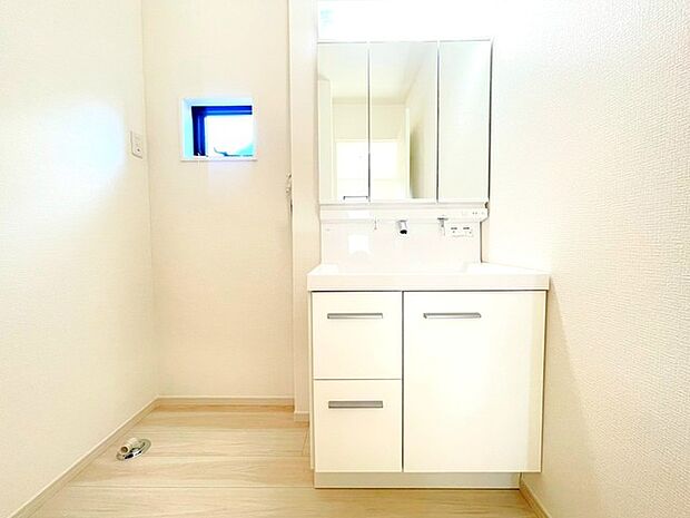 〜人気の三面鏡を採用〜 ・洗面台は三面鏡仕様なので鏡の角度を変える事で頭の後ろの方までご確認可能です。 ・鏡の裏が収納になっておりますので、洗面台周りもスッキリと片付きます。 