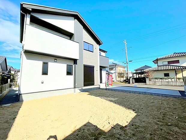 〜お庭もある余裕の敷地〜 ・広々した敷地にはお庭もご用意。お庭があるだけで余裕を感じますね。 ・防草シートや人工芝の敷設などのオプションもお気軽にご相談くださいませ。 