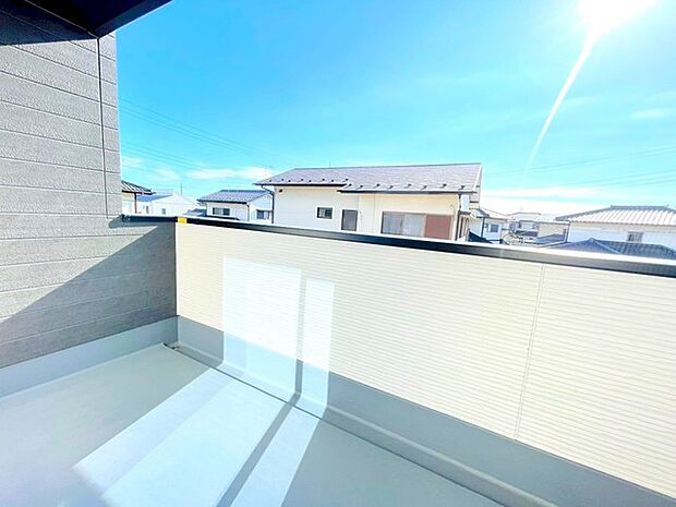 〜奥行きのあるバルコニーを採用〜 ・お客様から意外にご要望が多い「バルコニーの奥行き」。 ・奥行きのあるバルコニーを採用しておりますので、洗濯物も干しやすい造りです。  