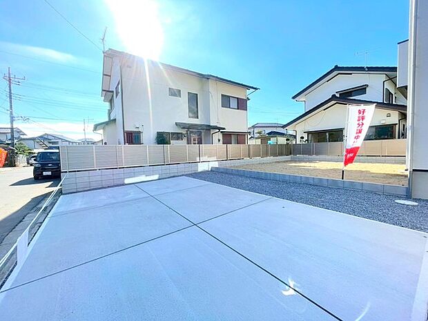 〜駐車場は2台分ご用意〜 ・駐車場は2台分ございますので、車通勤の方や複数台お持ちの方にもお勧めのお住まいです。 ・カーポートなどのオプションもお気軽にご相談くださいませ。 