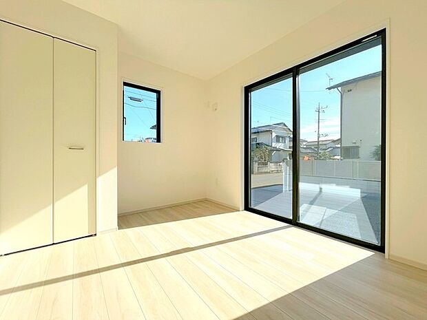 〜収納豊富な洋室〜 ・各居室に備え付けの収納をご用意。タンスなどを置く場合と比べ出っ張らないので部屋の中を有効のご活用いただけます。 ・収納の広さなどぜひ現地でご確認くださいませ。 