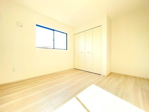 〜自然な風合いの洋室〜 ・ナチュラルな色彩で纏められた洋室は家具のコーディネートもしやすくなっております。 ・どんな家具にするか考えるだけでも楽しくなってきますね。 