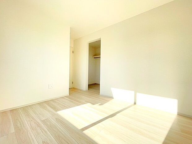 〜ウォークインクローゼットのあるお部屋〜 ・人気のウォークインクローゼットをご用意。季節物や趣味の道具などもスッキリと収納が可能です。 ・最近流行りの収納術などもぜひご活用くださいませ。 