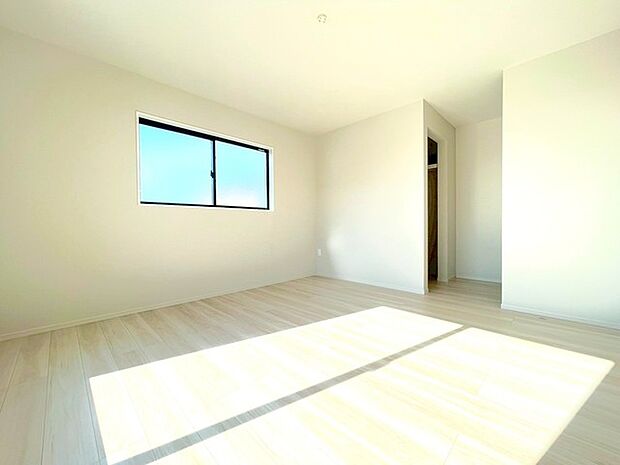 〜2面採光の明るいお部屋〜 ・洋室は2面採光とする事で穏やかな陽の入る明るい空間となっております。 ・くつろぎのプライベート時間を明るい空間で穏やかにお過ごしいただけます。 