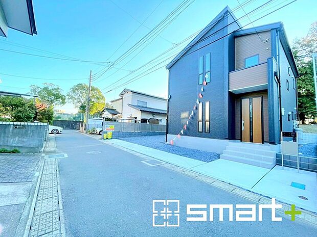 〜閑静な住宅街の立地〜 ・周辺は閑静な住宅街となっておりますので、静かな暮らしをご実現いただけます。 ・前面道路の交通量も多くないので、小さなお子様がいるご家庭でもご安心ですね。 