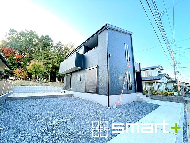 〜駐車場は3台分ご用意〜 ・駐車場は3台分ございますので、車通勤の方や複数台お持ちの方にもお勧めのお住まいです。 ・ご来客の際も安心の余裕の敷地です。 