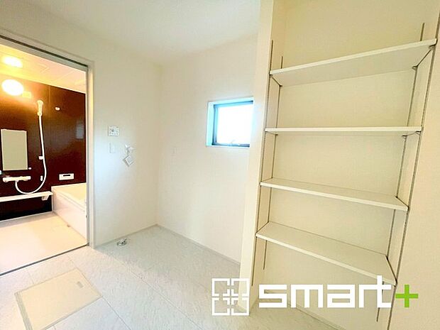 〜収納も充実のランドリールーム〜 ・意外とリネンスペースがある物件は少ないので、ぜひ現地でその魅力をご確認ください。 