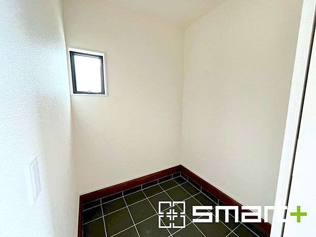 〜シューズインクロークのある玄関〜 ・玄関横にシューズインクロークをご用意。 ・追加の靴置きとしてはもちろん、スキー・ゴルフなど趣味の用具の置場としてもご利用いただけます。