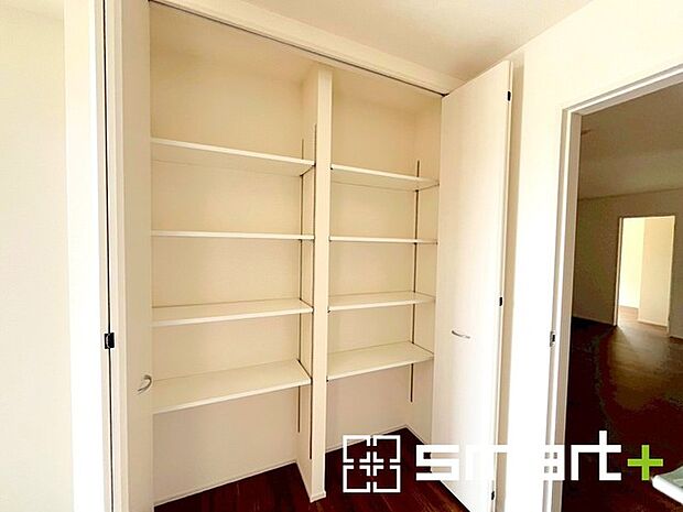 〜たっぷりしまえるシューズボックス〜 ・備え付けのシューズボックスは充分な容量を確保。 ・便利な稼働式の棚で高さや大きさのあるものもスッキリしまえて快適。