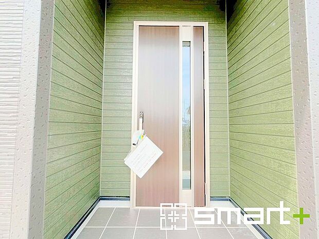 〜穏やかな陽が入る玄関〜 ・玄関ドアにガラス部分を設ける事で穏やかな陽の入る玄関になります。 ・玄関ドアの上にはもちろん軒がございますので、雨の日でも濡れずに鍵の開閉が可能です。