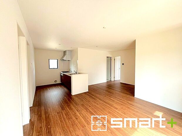 〜穏やかな陽の入るLDK〜 ・大きな窓のあるLDKは陽当りも良好で明るい空間となっております。 ・ご家族団らんなど過ごす時間の多いLDKが明るいのは嬉しいポイントですね。