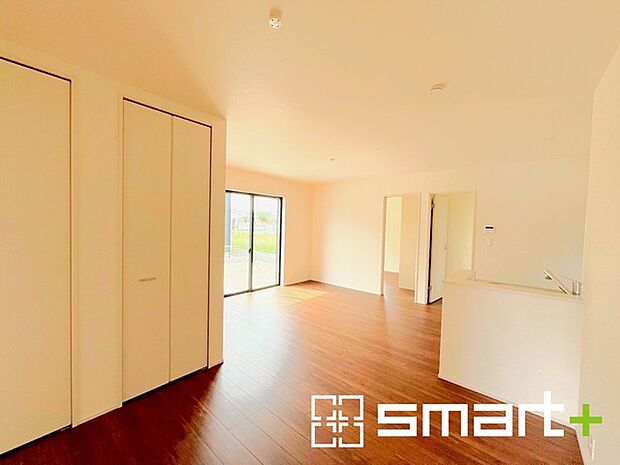 〜日当り良好のLDK〜 ・穏やかな陽だまりに包まれる居心地の良いLDKは、ご家族が自然と集まる憩いのスペースに。 ・家事をしながらリビング全体が見渡せるカウンターキッチンも魅力。