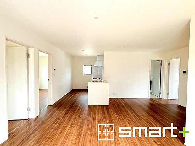 〜日当り良好のLDK〜 ・たくさんの窓からたっぷりの陽光が差し込む明るいリビングで寛ぎのひと時を。 ・出来立てのお料理を運ぶのにも、食器の後片付けもラクラクなカウンターキッチン。