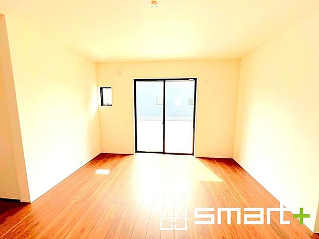 〜穏やかな陽の入るLDK〜 ・ご家族でゆったり寛げる広々リビングは、大きな窓からたっぷりの陽光が差し込む明るい空間。 ・柔らかみのあるナチュラルカラーで、家具やカーテンの色も選びやすいですね。