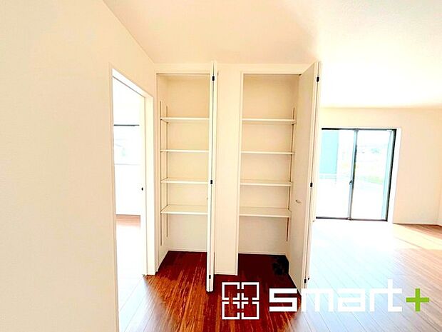 〜リビング収納のあるプラン〜 ・意外と少ないリビング収納をしっかりとご用意。 ・掃除機や買い溜めしたティッシュ、トイレットペーパーなど様々なものが収納可能です。