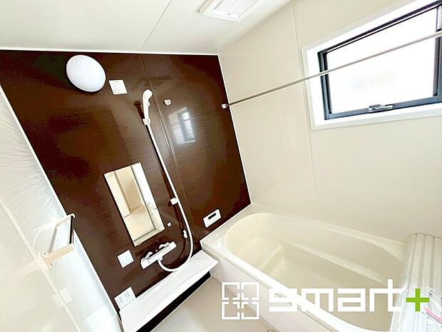 〜浴室乾燥機付きの浴室〜 ・浴室には乾燥機が付いているので雨の日でも洗濯物を干すことが可能です。 ・水はけの良い床材など機能面も充実。マイクロバルなどオプションもご相談くださいませ。 