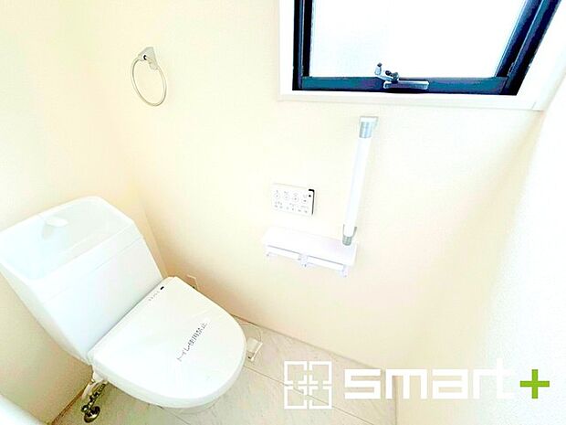 〜窓付きの明るいトイレ〜 ・外からの日差しを取り込むので、昼間は窓からの光で十分ですね。 ・使用後や掃除の際に窓を開ければ、外からの新鮮な空気を取り込み素早く換気ができます。