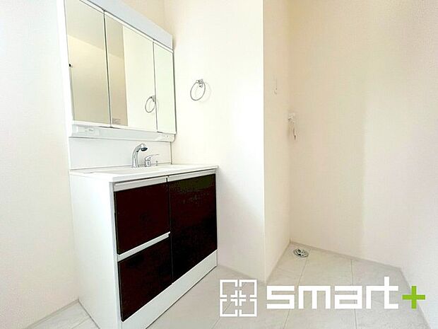 〜人気の三面鏡を採用〜 ・洗面台は三面鏡仕様なので鏡の角度を変える事で頭の後ろの方までご確認可能です。 ・鏡の裏が収納になっておりますので、洗面台周りもスッキリと片付きます。 