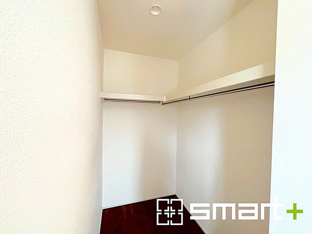 〜ウォークインクローゼット〜 ・衣類をハンガーに掛けたまま収納できるウォークインクローゼットは重宝しますね。 ・加えてフリースペース付き。収納としてはもちろん、テレワークルームとしても便利。