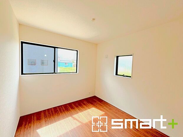 〜2面採光の明るいお部屋〜 ・洋室は2面採光とする事で穏やかな陽の入る明るい空間となっております。 ・くつろぎのプライベート時間を明るい空間で穏やかにお過ごしいただけます。