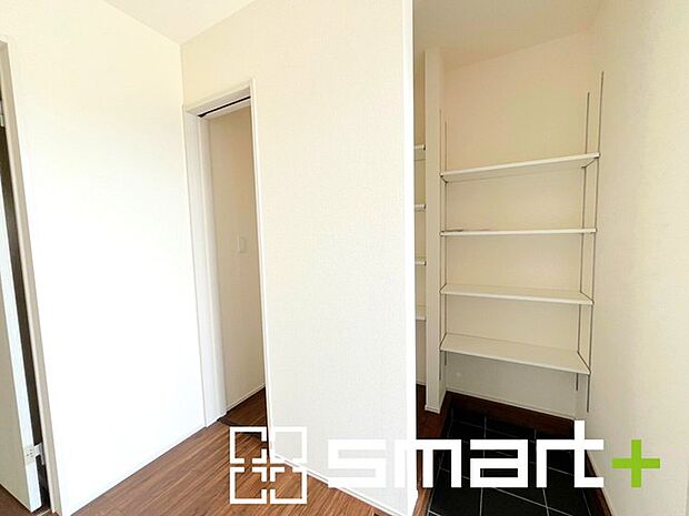 〜シューズインクロークのある玄関〜 ・玄関横にシューズインクロークをご用意。 ・追加の靴置きとしてはもちろん、スキー・ゴルフなど趣味の用具の置場としてもご利用いただけます。 