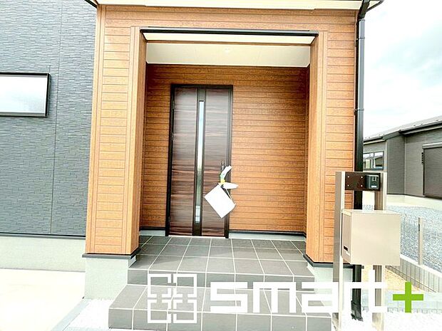 〜お住まいの顔「玄関」〜 ・玄関ドアの上にはもちろん軒がございますので、雨の日でも濡れずに鍵の開閉が可能です。 ・鍵は防犯性に優れたディンプルキーを採用。 