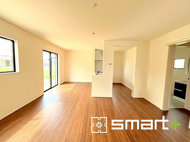 〜穏やかな陽の入るLDK〜 ・大きな窓のあるLDKは陽当りも良好で明るい空間となっております。 ・ご家族団らんなど過ごす時間の多いLDKが明るいのは嬉しいポイントですね。