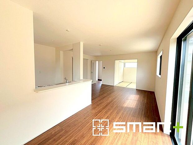 〜家族団らんにピッタリの広々リビング〜 ・穏やかな陽だまりに包まれる居心地の良いLDKは、ご家族が集まる憩いのスペースに。 ・隣接の和室を続き間として利用すれば22帖の広々空間になります。