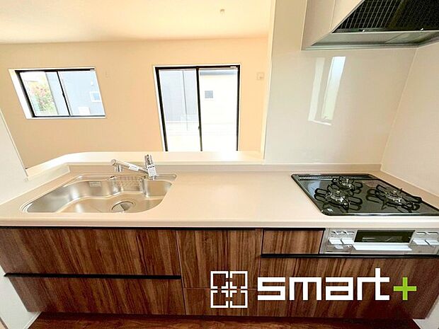 〜人気のカウンターキッチン〜 ・キッチンは人気のカウンタータイプを採用。「ご家族の顔が見える」造りです。 ・蛇口に浄水器が内蔵されているなど機能面でも優れた仕様です。