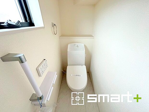 〜窓付きの明るいトイレ〜 ・清潔感あるシャワートイレ。窓があるので換気もしやすく快適ですね。 ・背面にある棚はトイレットペーパーなどの置き場や飾り棚としても利用できますね。