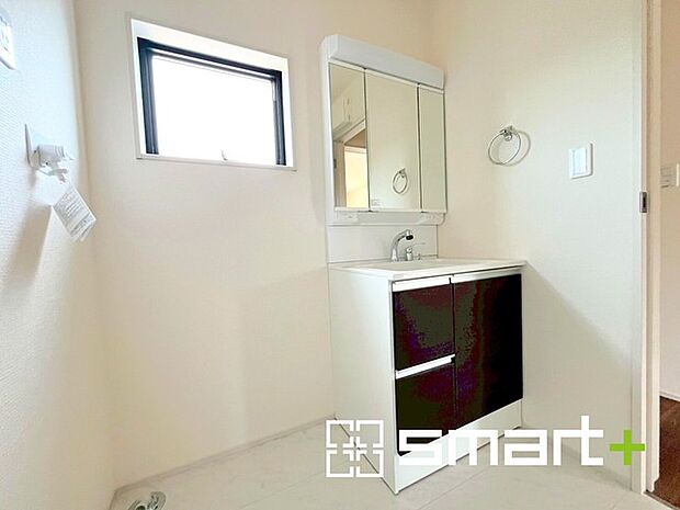 〜明るい洗面スペース〜 ・窓から明るい陽が入り、気持ちよく朝の支度ができますね。 ・使い勝手の良い三面鏡タイプのシャワー付き洗面化粧台。鏡の裏に収納があるので洗面台周りもスッキリ。