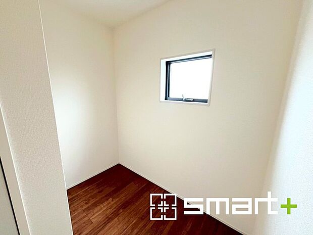 〜広々した「納戸」をご用意〜 ・本来の用途である収納としてはもちろん、テレワークスペースとしてもご利用可能な納戸をご用意。 ・広さの感覚など、ぜひ現地でご体感くださいませ。