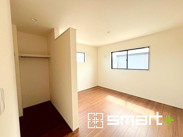 〜ウォークインクローゼット〜 ・衣類をハンガーに掛けたまま収納できるウォークインクローゼットは重宝しますね。 ・季節ものや小物類なども整理整頓しやすく生活空間が広がりますね。