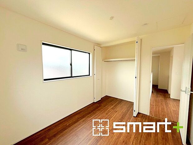 〜収納豊富な洋室〜 ・各居室に備え付けの収納をご用意。タンスなどを置く場合と比べ出っ張らないので部屋の中を有効のご活用いただけます。 ・収納の広さなどぜひ現地でご確認くださいませ。