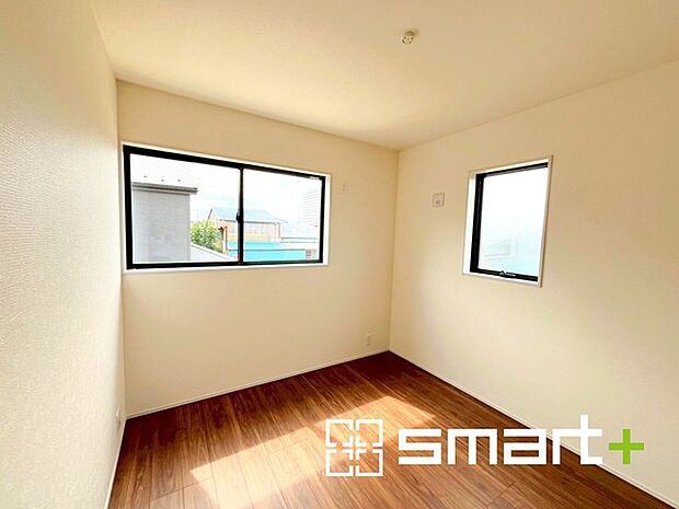 〜2面採光の明るいお部屋〜 ・洋室は2面採光とする事で穏やかな陽の入る明るい空間となっております。 ・くつろぎのプライベート時間を明るい空間で穏やかにお過ごしいただけます。 