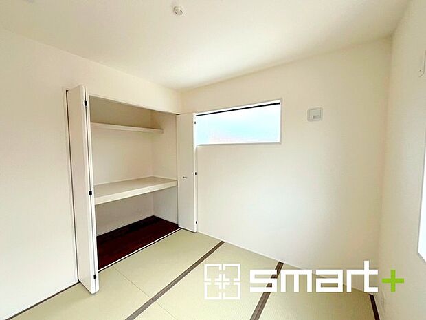 〜リビング横の和室〜 ・リビング横には開放感をプラスしてくれる和室付。モダンな洋風タイプでオシャレ感アップ。 ・お子様のプレイルームやお昼寝、趣味のお部屋など、用途様々ですね。