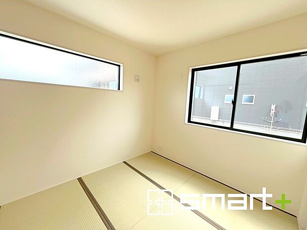 〜「和みの部屋」和室をご用意〜 ・癒しの和室は収納付きで。お布団などもしまえて便利です。やはり畳の香りは心が落ち着きますね。 ・2面採光で日当たり良好。明るい空間が広がります。