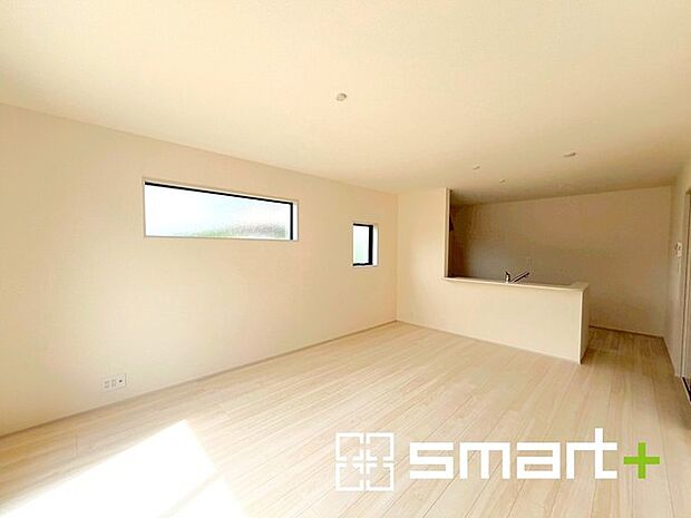 〜穏やかな陽の入るＬＤＫ〜 ・大きな窓のあるＬＤＫは陽当りも良好で明るい空間となっております。 ・ご家族団らんなど過ごす時間の多いＬＤＫが明るいのは嬉しいポイントですね。 