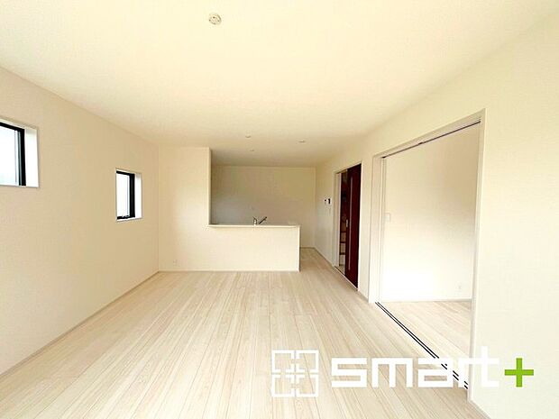 〜家族団らんにピッタリの広々リビング〜 ・穏やかな陽だまりに包まれる居心地の良いＬＤＫは、ご家族が集まる憩いのスペースに。 ・隣接の洋室を続き間として利用すれば20帖超の広々空間になります。 