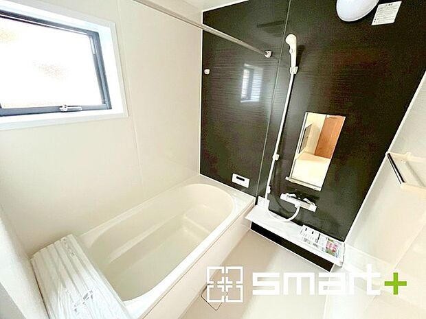 〜浴室乾燥機付きの浴室〜 ・浴室には乾燥機が付いているので雨の日でも洗濯物を干すことが可能です。 ・水はけの良い床材など機能面も充実。マイクロバルなどオプションもご相談くださいませ。